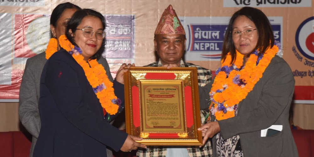 दूरसञ्चार प्राधिकरणकी उपनिर्देशक रोजा किरण बासुकलालाई राष्ट्रिय नारी सम्मान २०८१ प्रदान